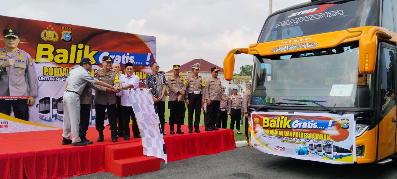 Kapolda Riau Lepas Pemudik Balik Gratis ke Sumbar dan Sumut