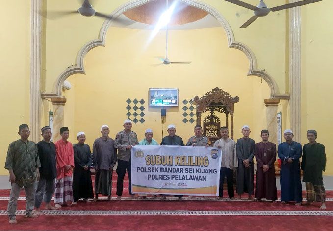 Sampaikan Himbauan Kamtibmas Pasca Pilkada, Polsek Bandar Sei Kijang Gelar Program Subuh Keliling 