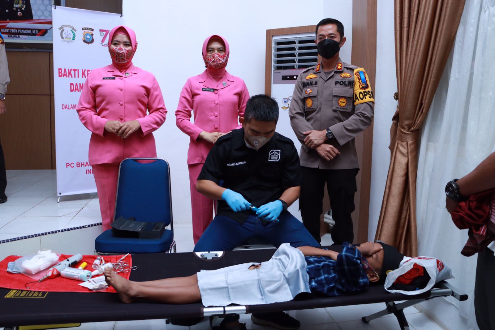 Sambut HUT Bhayangkara, Polres Inhil Gelar Khitan Massal Gratis bersama dr. Rano Kirman