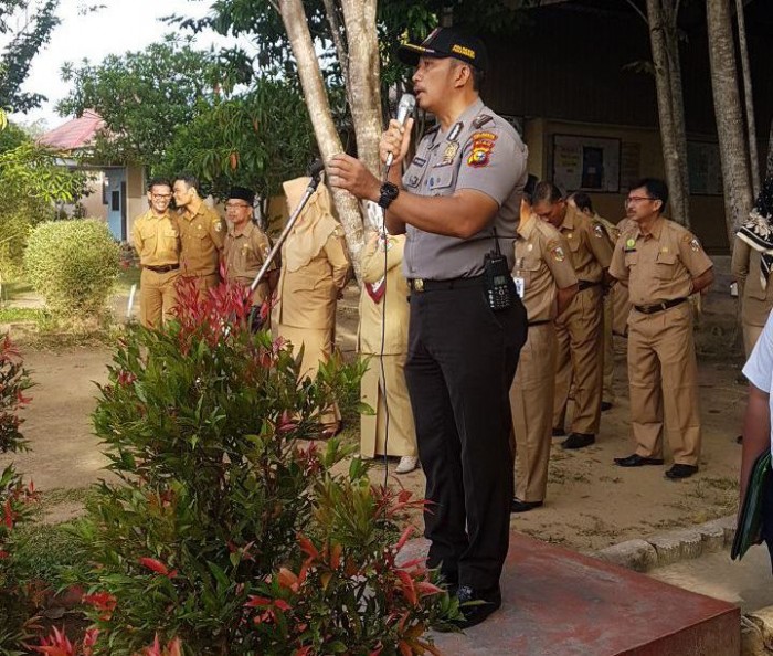 Aiptu R P Siregar Pimpin Upacara Hari Senin Di SMPN 6 Pekanbaru