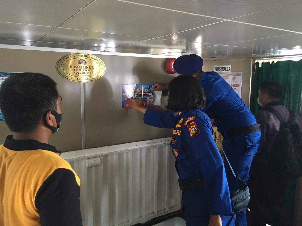 Cegah Covid-19, Satpolair Meranti Pasang Stiker Imbauan Pakai Masker dan Jaga Jarak