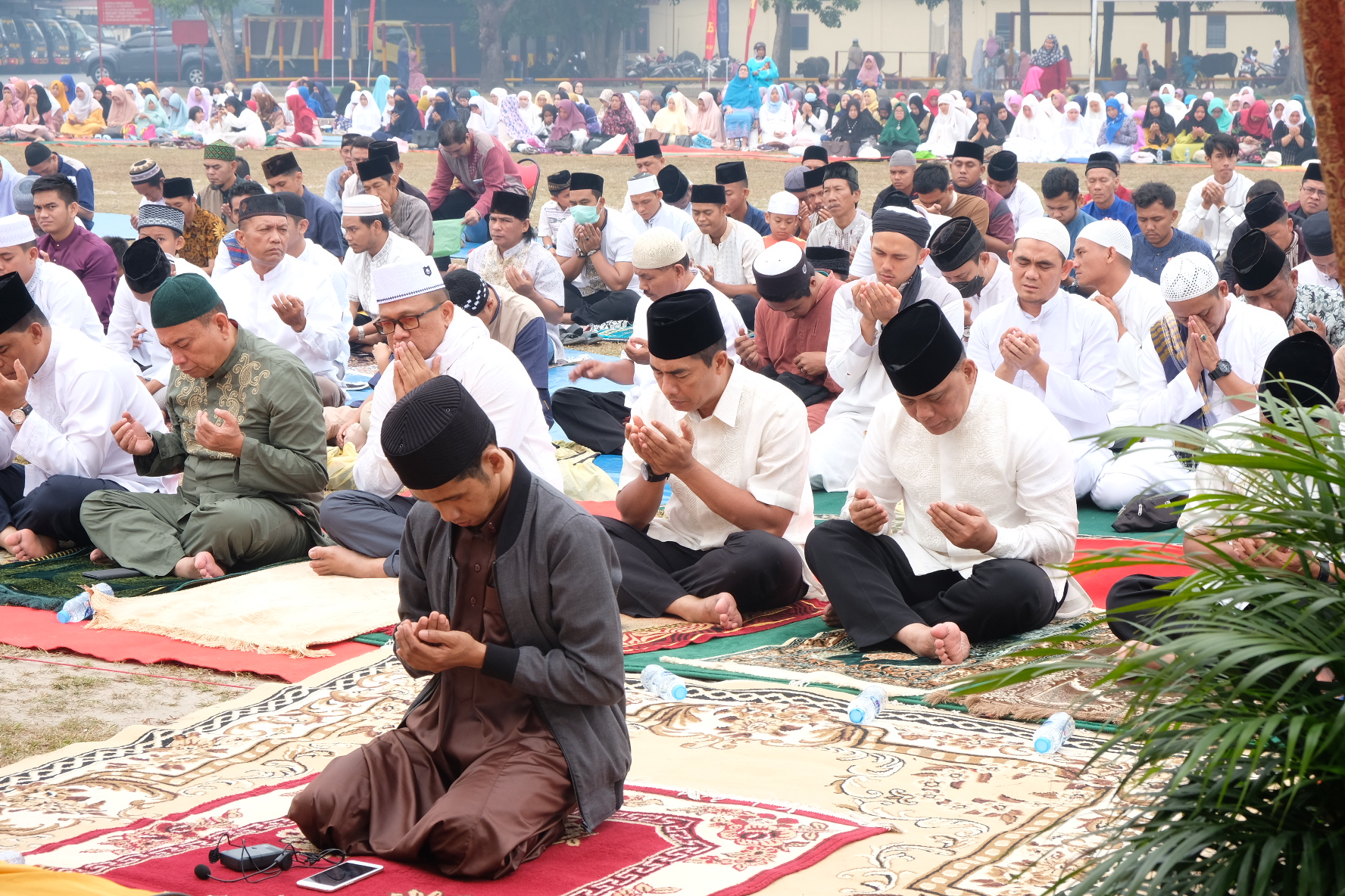 Kapolda Riau dan Personil Melaksanakan Shalat Istisqa di Lapangan Brimob Polda Riau