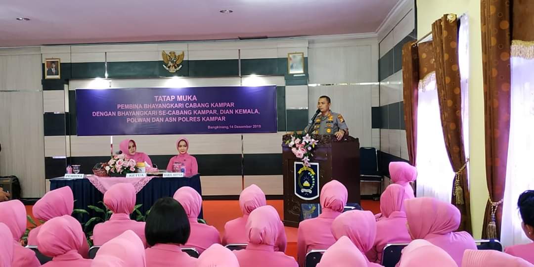Kapolres Kampar Beri Arahan Kepada Bhayangkari, Polwan dan ASN 