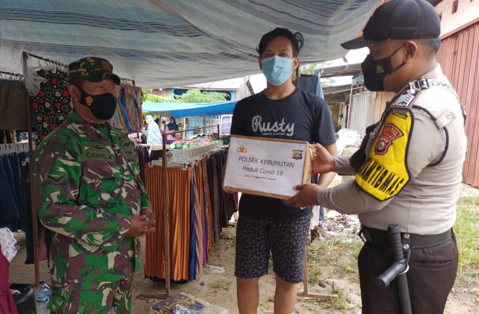 Polsek Kerumutan Bagikan Sembako Terhadap Warga Terdampak COVID-19