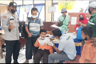 Polsek Pangkalan Lesung Bersama Tim Medis Puskesmas Bersinar Pangkalan Lesung Rutin Laksanakan Vaksinasi