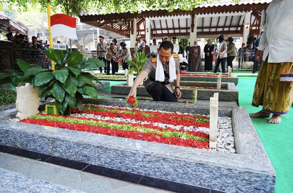 Jelang Hari Bhayangkara, Kapolri Ziarah ke Makam Gus Dur