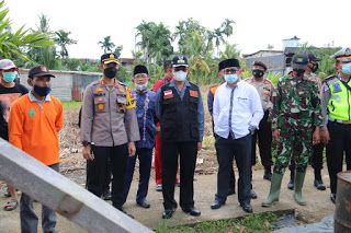 Kapolres Inhil Bagikan Sembako dan Obat-obatan Bantu Warga Terdampak Bencana Puting Beliung