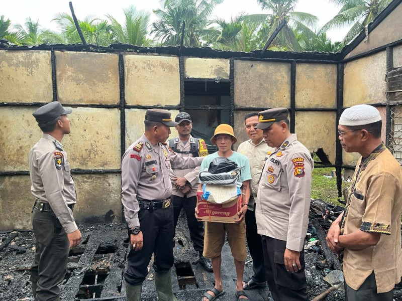 Kapolsek Reteh Berikan Bantuan Kepada Korban Kebakaran di Desa Pulau Kecil