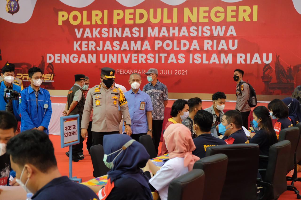 Polri Gelar Vaksinasi Mahasiswa UIR, Kapolda: Kita Mulai Sesuatu Yang Penting Bagi Generasi Penerus Bangsa