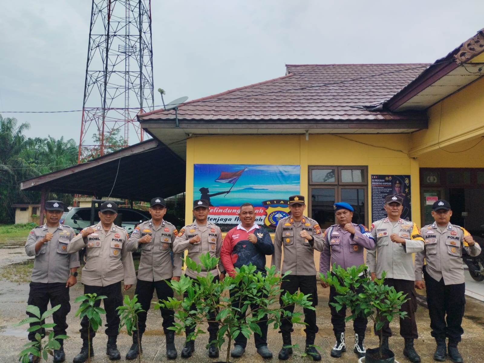 Polsek Ukui untuk Bumi, Hijaukan Lingkungan Lewat Tanam Pohon