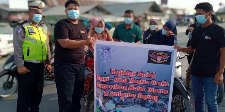 Polsek Tapung Bersama Paguyuban Motor Bagikan Masker Kepada Pengendara