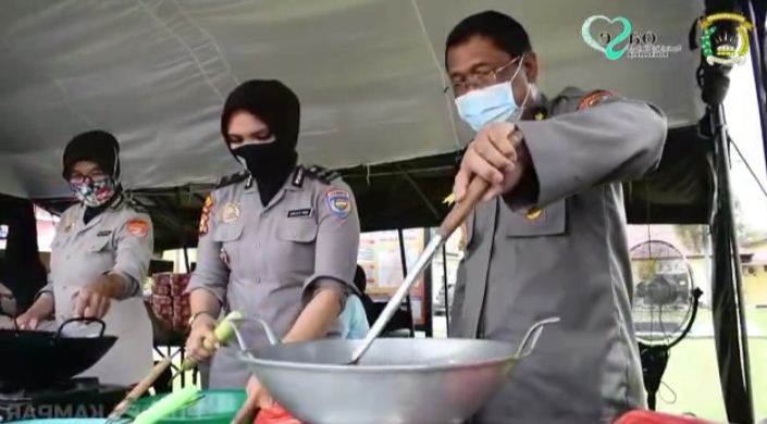 Sejumlah Polwan Gelar Dapur Umum di Halaman Mapolres Kampar Polda Riau 