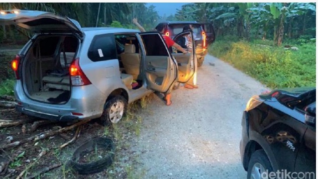 Kurir Sabu Jaringan Internasional Riau Myanmar Melawan Tabrak Mobil Polisi