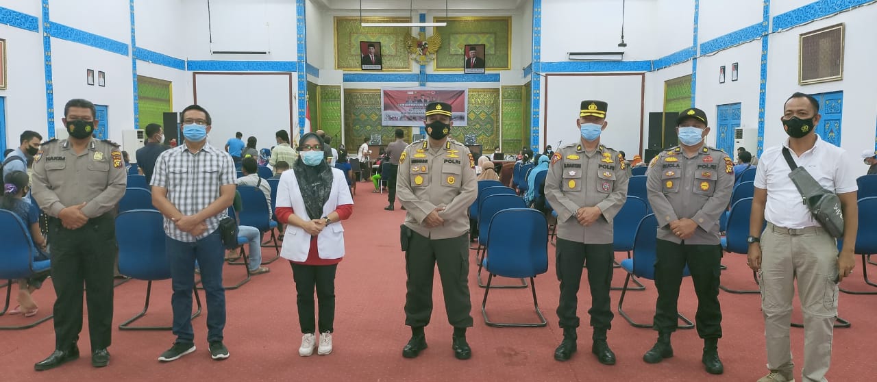 Polsek Pangkalan Kerinci Kawal Pelaksanaan Vaksinasi Massal di Gedung Daerah Pelalawan