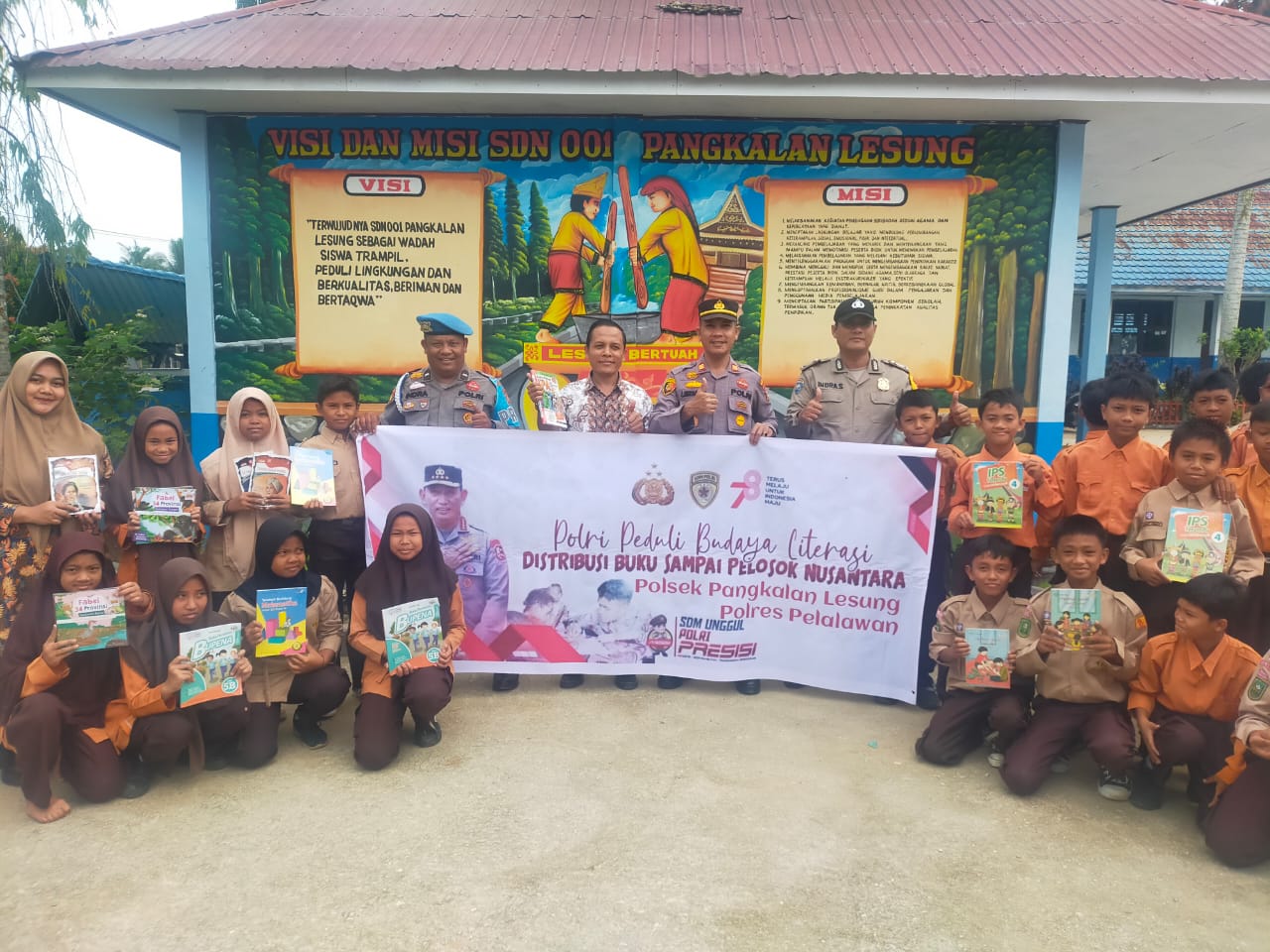 Polsek Pangkalan Lesung Distribusikan Buku di Sekolah Sekolah
