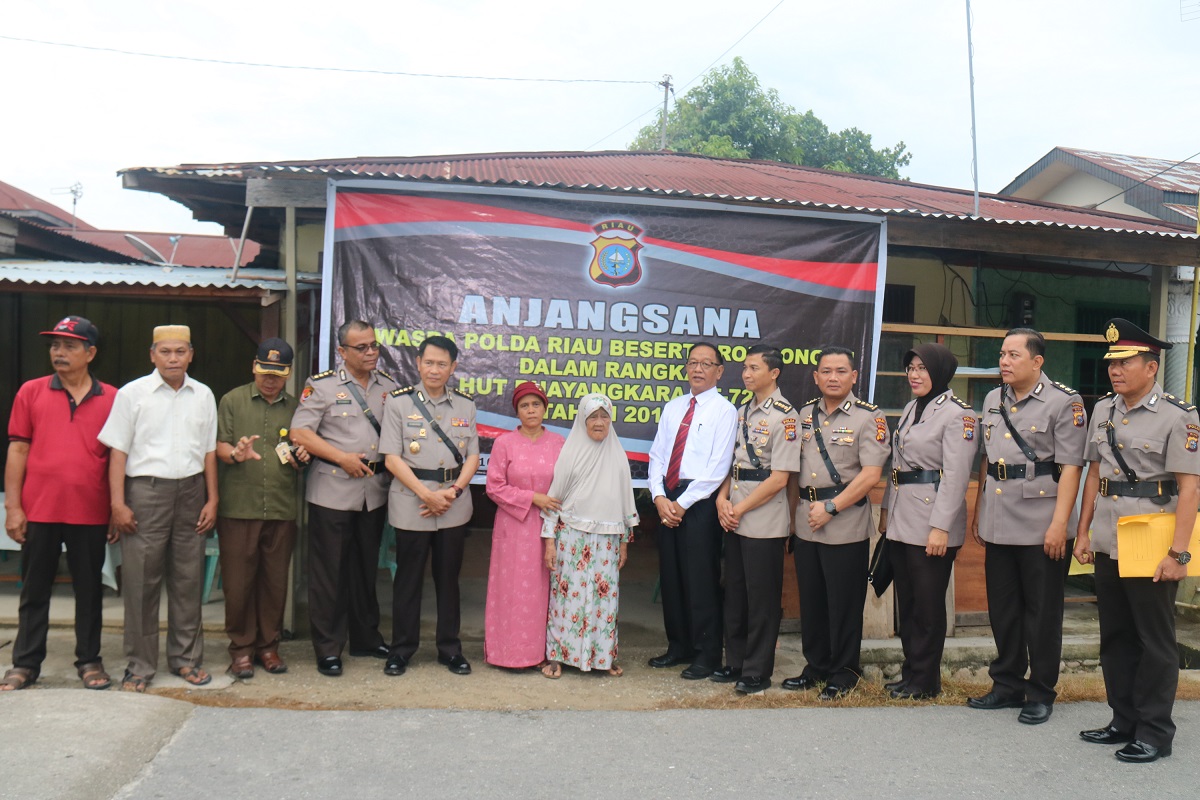 Dalam Rangka HUT Bhayangkara Ke-72, Irwasda Polda Riau Sambangi Rumah Veteran TNI Kurang Mampu 