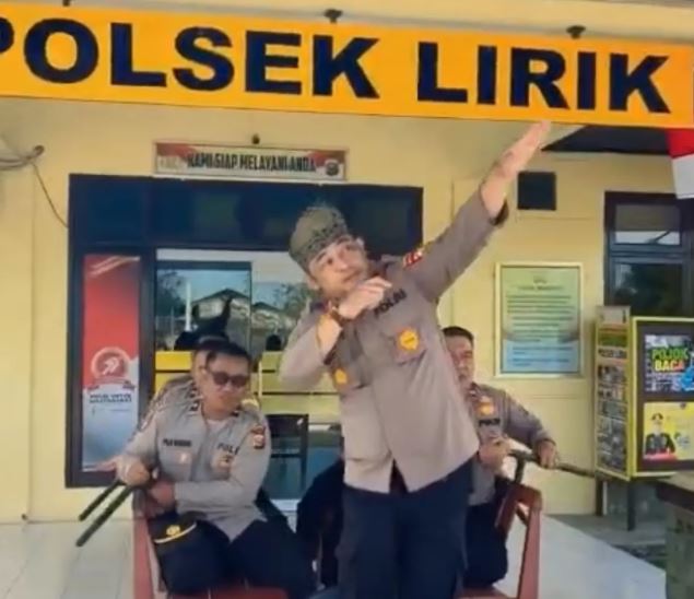 Semangat Polisi Peragakan Kayuah hingga Kapolsek Jadi Anak Coki Penari Pacu Jalur Ikut Tren Aura Farming
