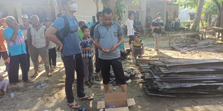 Kebakaran Rumah Di Desa Kuntu, Masyarakat dan Anggota Polsek Kampar Kiri Bantu Pemadaman