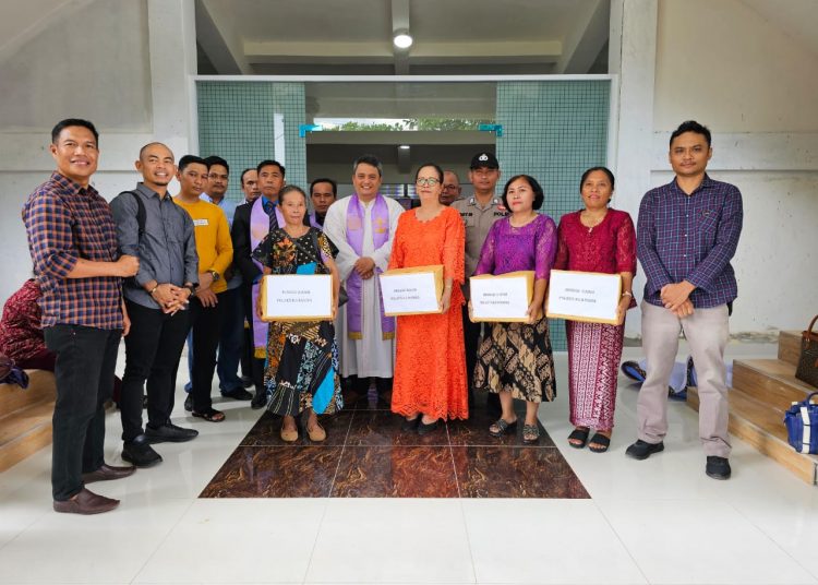 Gelar Program Minggu Kasih dan Pemberian Sembako, Sat Narkoba Polres Kuansing Kunjungi Jemaat Gereja GPIB Efrata