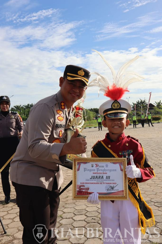 Kapolres Rohul Serahkan Piala Dan Piagam Penghargaan Juara 3 Lomba Polisi Cilik se Jajaran Polda Riau