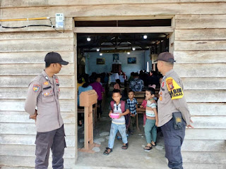 Hadir di Tengah-tengah Masyarakat, Polisi Lakukan Pengamanan di Gereja Teluk Meranti 