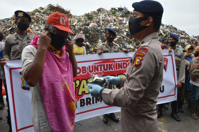 Berbagi Ditengah Pandemi Corona Ala Brimob Polda Riau,
