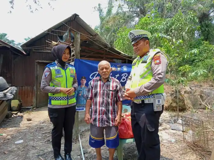 Jum'at Berkah, Unit Kamsel Bagikan Sembako ke Warga Kurang Mampu