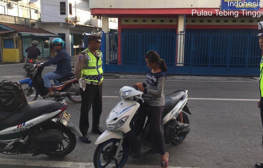 Anggota Satlantas Polres Kepulauan Meranti Memberikan Teguran Kepada Masyarakat