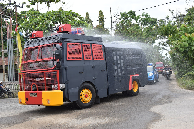Upaya TNI Polri Cegah Corona Di Inhu, Gelar Penyemprotan Disinfektan
