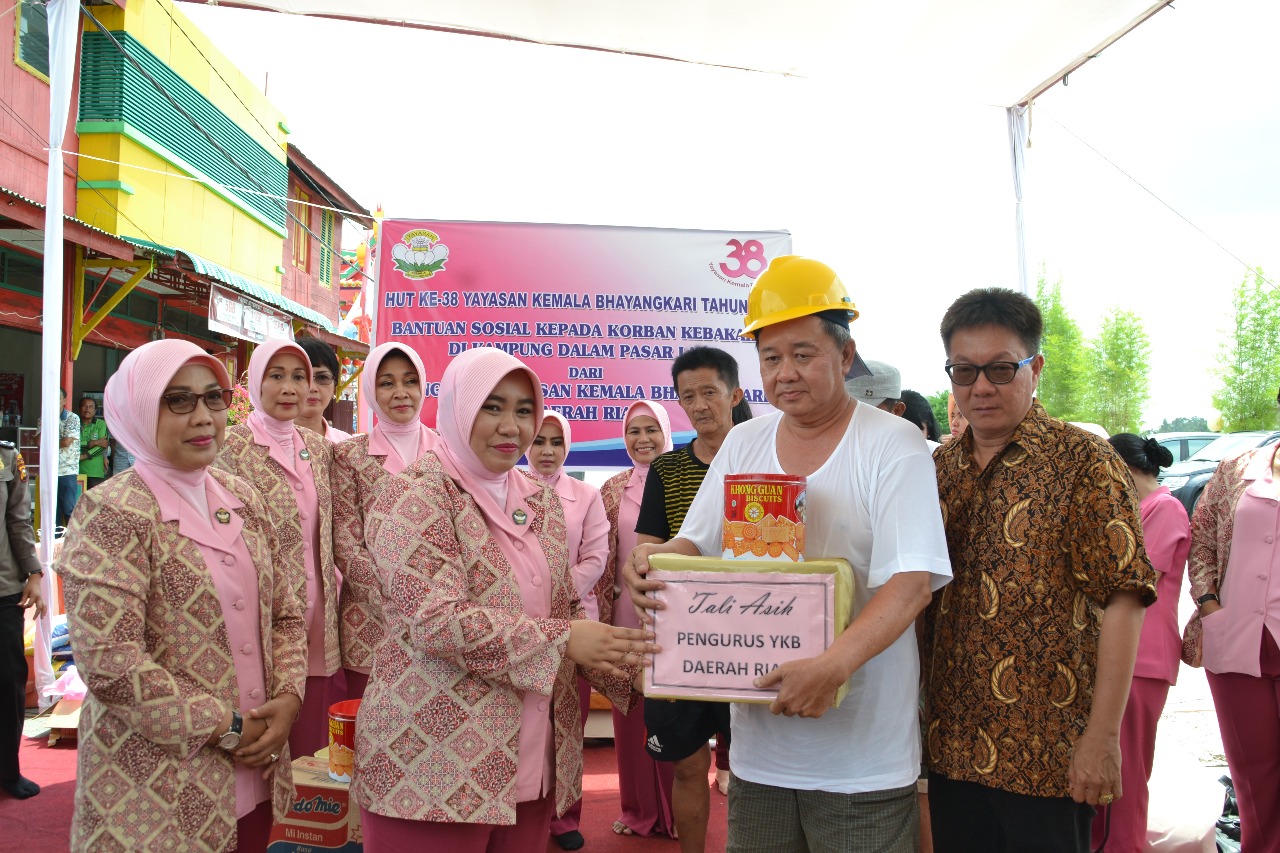 Bhayangkari Polda Riau Berikan Bantuan Kepada Korban Kebakaran Di Siak