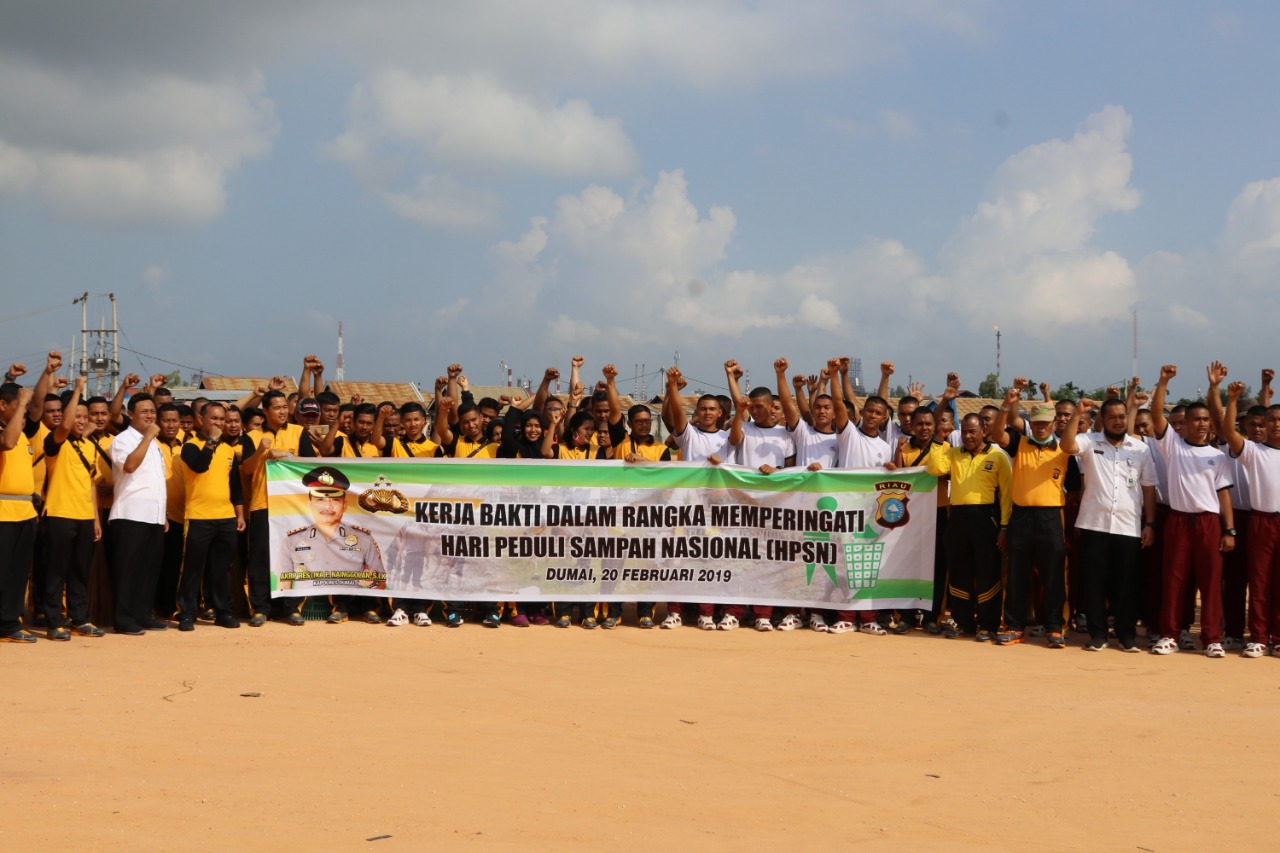 Hari Peduli Sampah Nasional 2019, Polres Dumai Kerja Bakti Bersama Masyarakat