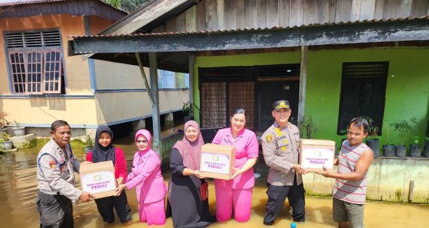 Bhayangkari Ranting Langgam Telusuri Warga Terdampak Banjir dan Salurkan Bantuan