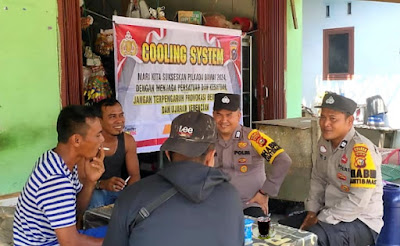 Cara Jitu Bhabinkamtibmas Polsek Siak Hulu Sampaikan Pilkada Damai, Ajak Masyarakat Ngopi Bareng