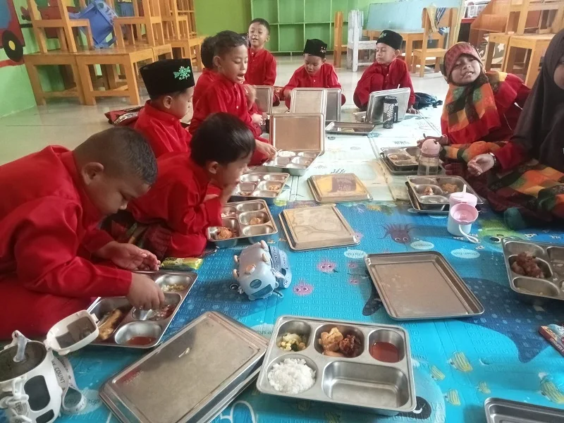 Ribuan Pelajar di Bungaraya Terima Makan Bergizi Gratis, Polisi Turut Kawal Program BGN