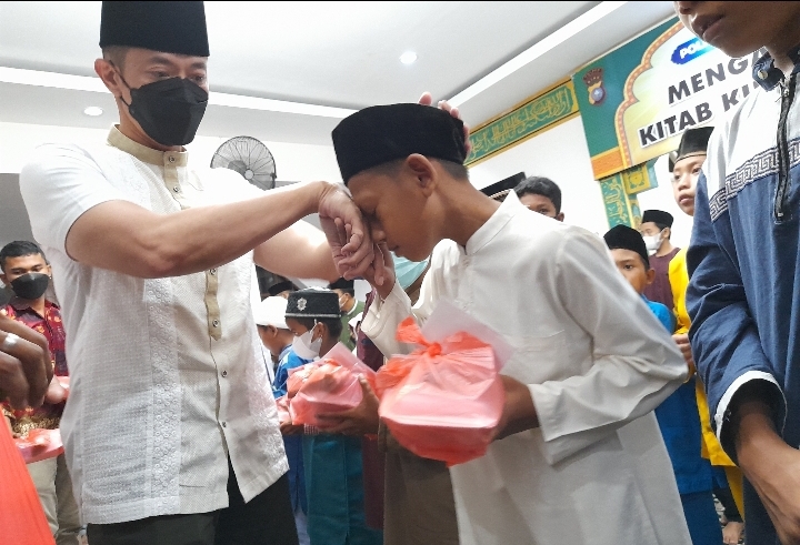 Ajak Puluhan Yatim-Piatu Tarawih, Kapolres Inhil Beri Santunan