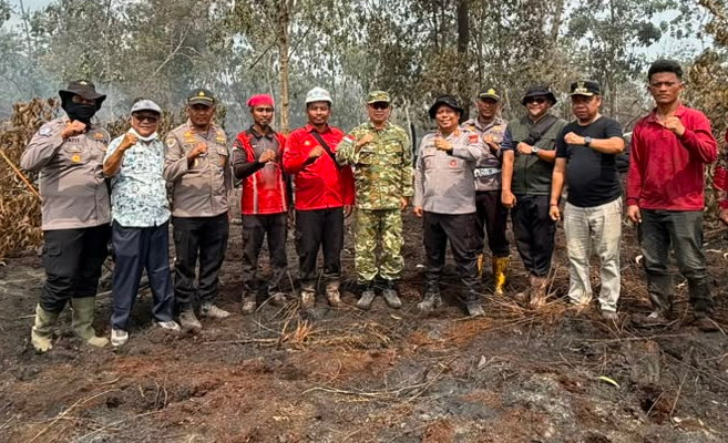 Wabup Pelalawan Bersama Kapolres Turun Langsung Padamkan Karhutla di Teluk Binjai