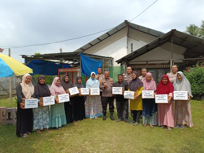 Jumâ€™at Berkah, Polsek Bukit Raya Bagikan 15 Paket Sembako Untuk Warga