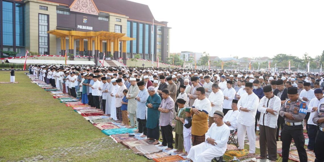 Sepuluh Ribu Jamaah Hadiri Sholat Idul Adha 1444 Hijriah 2023 di Halaman Mapolda Riau