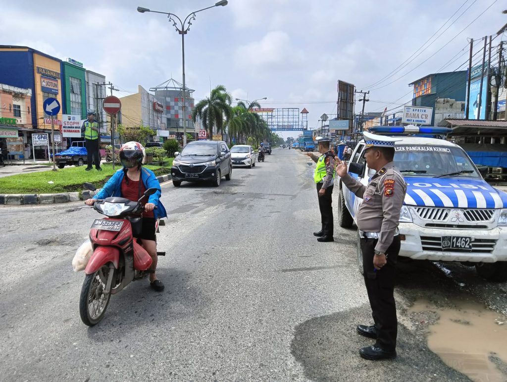 Ciptakan Kamseltibcar, Polisi Lakukan Pengaturan Lalulintas di Jalan Lintas Timur