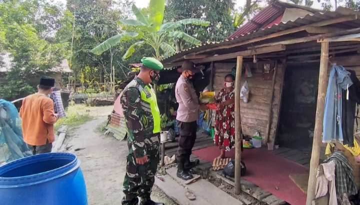 Sinergi TNI-Polri, Bhabinkamtibmas dan Bhabinsa Tualang Serahkan Bansos Kepada Warga