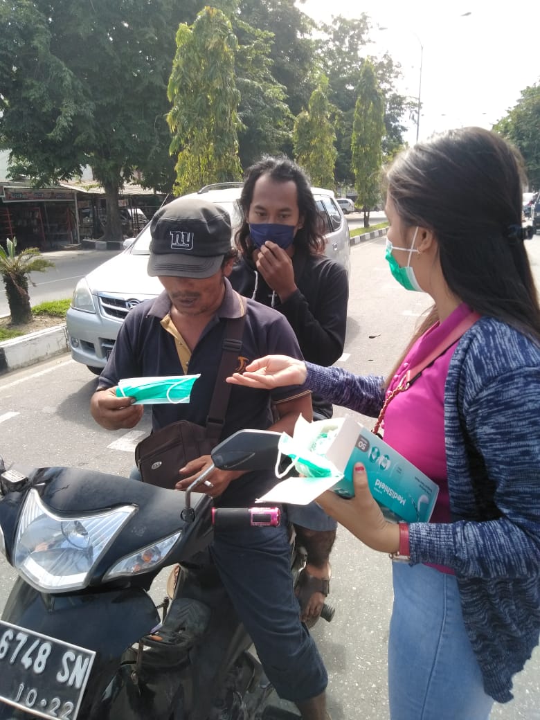 Pandemi Covid-19, Dibantu Lantas Polres Siak, Pemuda Batak Bersatu Bagi Masker Dan Semprot Disinfekt