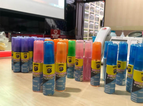 Satlantas Polres Siak Racik Hand Sanitizer dan Bagikan ke Warga Agar Terhindar dari Covid-19