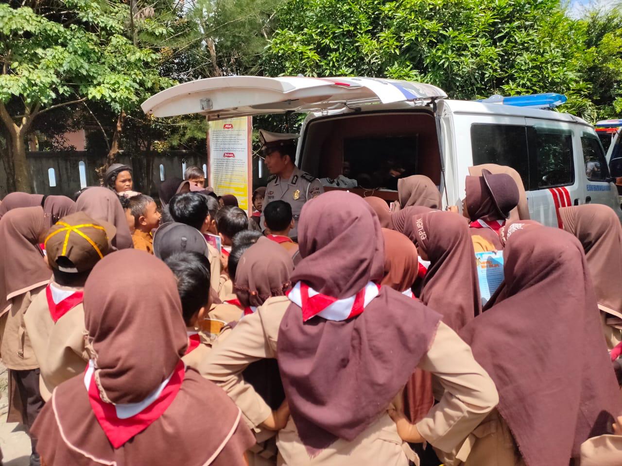 Polres Siak Hadirkan Pustaka Keliling Dan Bioskop Mini Di Sekolahan 