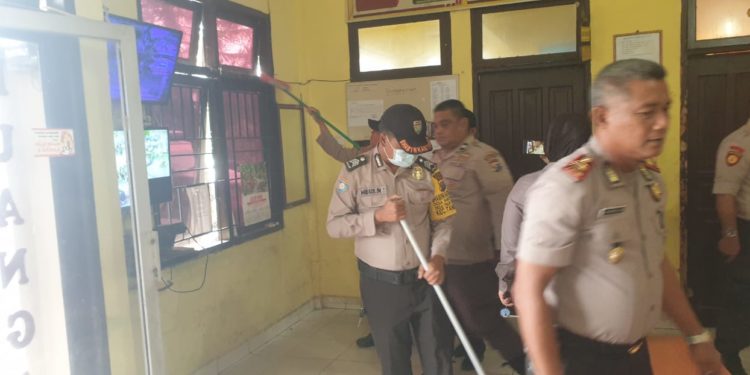 Personil Polsek Tambang Ikut Laksanakan Gerakan Bersih Sehat