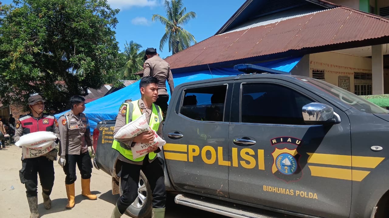 Bantuan Logistik Polda Riau Tiba di Sumbar, Disalurkan ke Posko Bencana