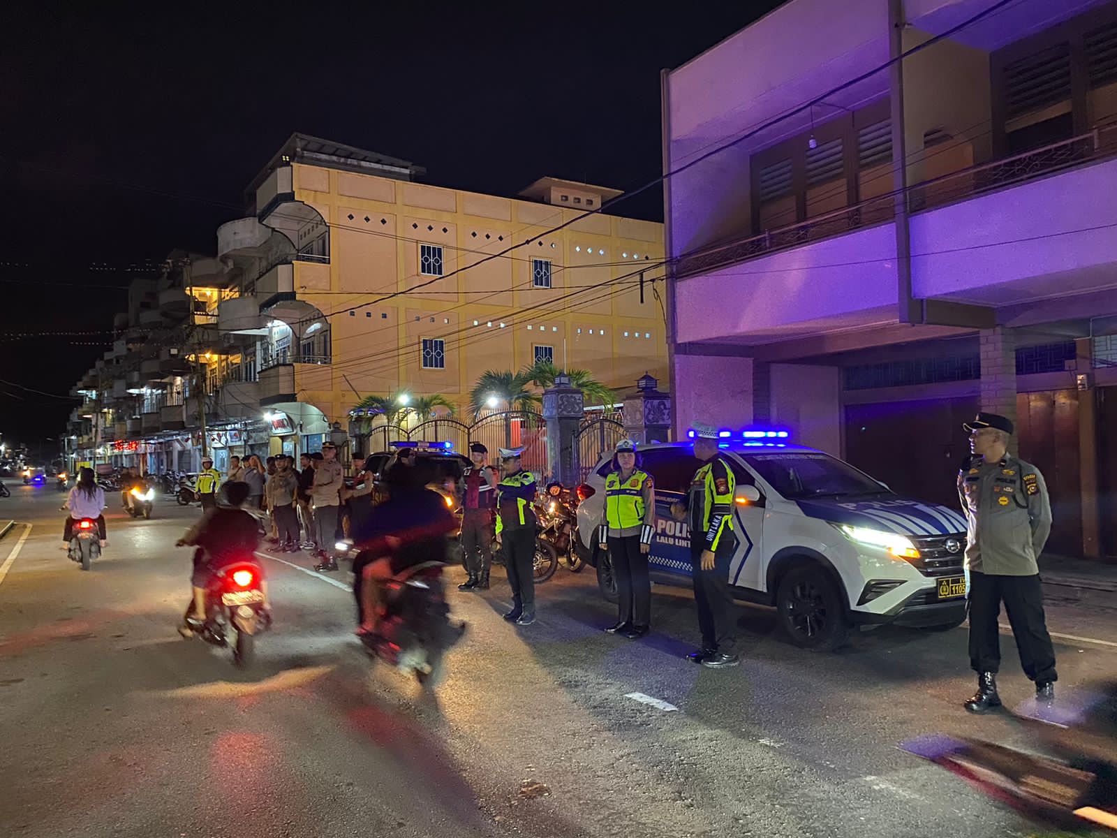 Gelar Patroli Blue Light, Polisi Himbau dan Larang Pemuda Lakukan Balap Liar