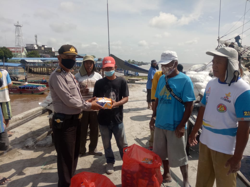 Polres Inhil Bagikan Nasi Kotak Pada Tukang Ojek dan Buruh