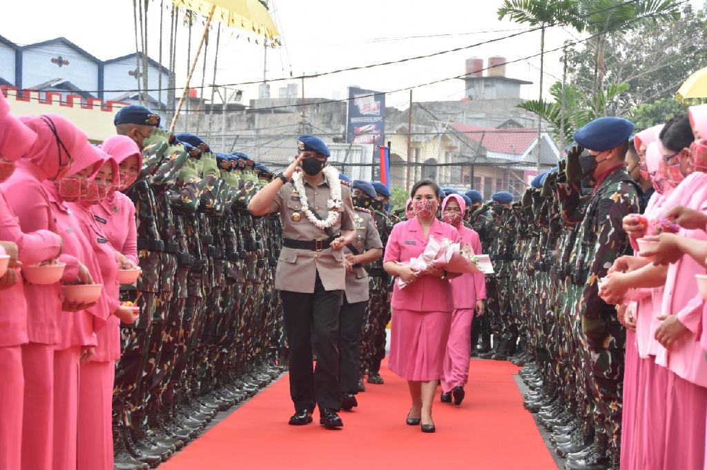 Dansat Brimob Riau yang Baru Disambut dengan Tradisi Adat Melayu