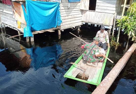 Bhabinkamtibmas Polsek Kerumutan dan Babinsa Sampaikan Pesan Pemilu Damai 2024 Kepada Warga Terdampak Banjir 