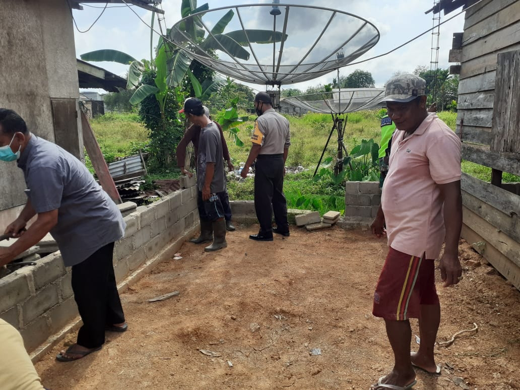 Bhabinkamtibmas Pematang Reba Bedah Rumah Janda Tuna Wicara